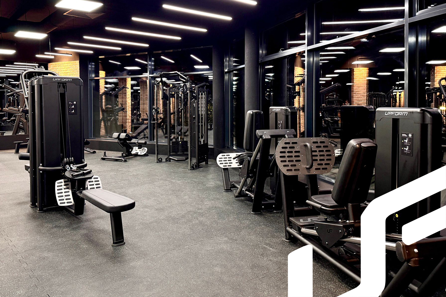 Fitnessgeräte der Marke UpForm in einem Fitnessstudio